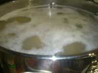 закипевий бульон в рассольнике