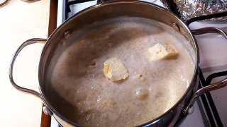 Добавляем сливочное масло, перемешиваем, выключаем огонь и оставляем кашу доходить в течение 10-15 минут.