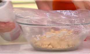 в массу выкладываем сухие ингредиенты