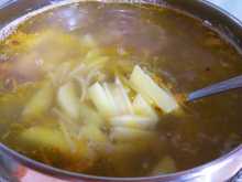 варим картофельный суп со спагетти