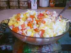 перемешиваем салат Нежность с крабовыми полочками и консервированной кукурузой