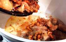 добавляем обжаренное мясо