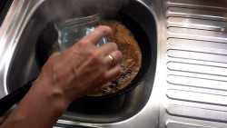 заливаем в сковороду 0,5 литра холодной воды