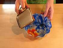 высыпаем сахар в миску