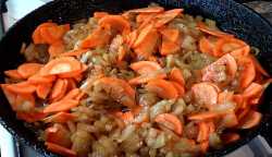 обжариваем лук до золотистого цвета