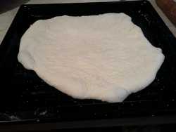 выкладываем тесто на противень для лепёшки воздушной