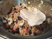 добавляем майонез в салат