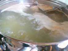 снимаем пену с  супа с фрикадельками