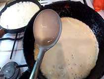 наливаем тесто на сковородку