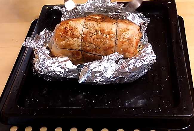  Раскрываем фольгу, в виде чашечки, и отправляем в духовку на 20 минут, при этом температуру уменьшим до 180 градусов.