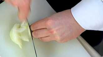 нарезаем лук полукольцами