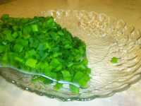 закладываем порезанный лук для окрошки на майонезе