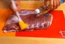 Смажем кусок растительным масло.