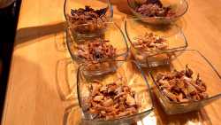 раскладываем мясо по пиалам