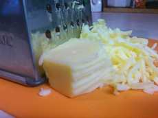 трем сыр на крупной терке