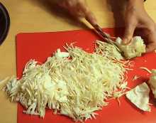  Капусту освобождаем от вялых листьев, шинкуем соломкой, слегка солим и перетираем до образования первого сока.