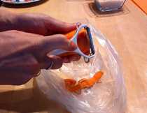 морковь чистим от кожуры