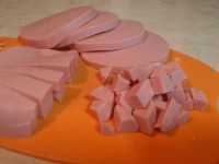 нарезаем колбасу для окрошки на майонезе