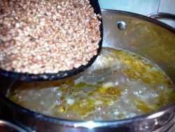 засыпаем гречку в зарвак для каши гречневой с куриной грудкой