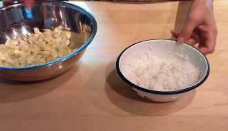 отварной рис перекладываем к нашинкованным кабачкам