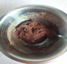 Набухшее тесто вымешайте ещё раз. Введите в него финики. Снова перемешайте. Добавьте в тесто куриное яйцо (которое предварительно нужно помыть водой), муку и разрыхлитель. Хорошо перемешайте. Консистенция получившегося теста должна быть довольно вязкой и густой.