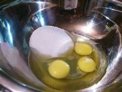 яйца и сахар для кексов на сметане