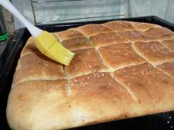 смазываем лепёшку водой