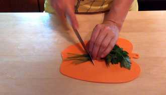 удоляем жесткие части у петрушки