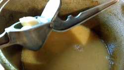 выдавливаем чеснок в бульон