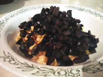 добавляем маслины к кукурузе