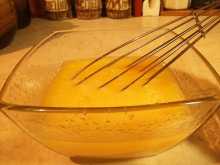 взбиваем яйца и сахар