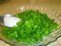 солим лук и пертушку для окрошки на майонезе