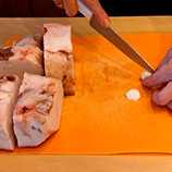 нарезаем зубчик чеснока на 3 пластика