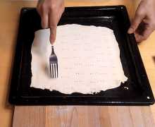 Выкладываем в противень, вилкой накалываем тесто по всей поверхности, чтобы во время выпечки не вздулось и отправляем в предварительно разогретую духовку и выпекаем каждый корж при температуре 200 градусов в течении 12-15 минут, до золотистой корочки.