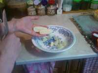 разрезаем картофель на две половинки