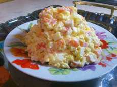 формируем горкой салат Нежность с крабовыми полочками и консервированной кукурузой