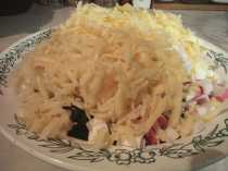 добавляем сыр в салат