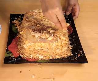 Обрезки от коржей перетираем в крошку и обсыпаем торт со всех сторон.