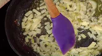 жарим лук до средне золотистого цвета