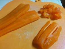 нарезаем кусочками морковь