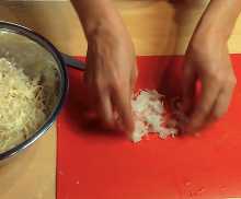 атем лук нужно слегка обмять.