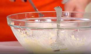 в массу выкладываем сухие ингредиенты