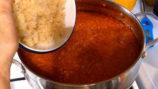 Добавляем чеснок, перемешиваем массу, доводим до кипения и варим 5 минут.