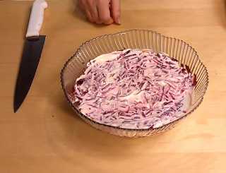 Отправляем в холодильник на 2-6 часов – пусть салат пропитается.