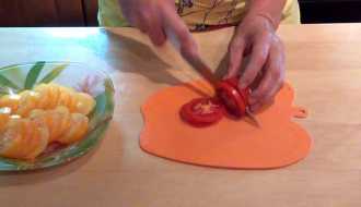 нарезаем помидоры кружочками