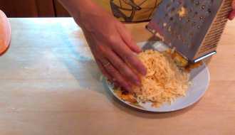 натираем сыр на крупной терке