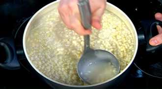 добавляем стакан жидкости от варки перловки