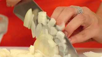 нарезаем лук на средние кубики