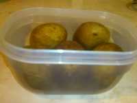 охлаждаем варенный картофель для окрошки на майонезе