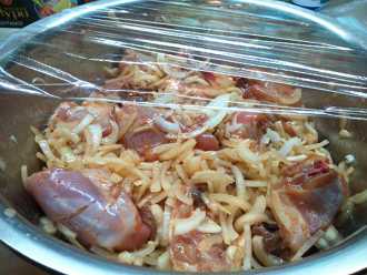 накрываем мясо и убираем в холодильник